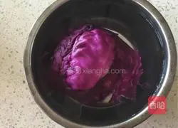Illustration of how to roll purple cabbage noodles 1