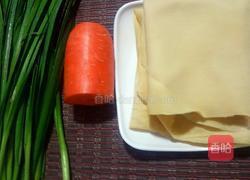 凉拌豆腐皮韭菜的做法图解1