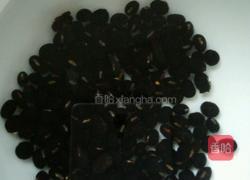 枸杞黑豆粥的做法图解1