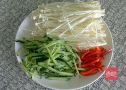 黄瓜拌金针菇的做法图解1