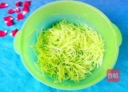 腊肠凉拌莴苣的做法图解2