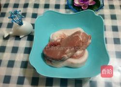 猪肉丸子的做法图解1