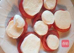 意式马苏里拉乳酪罗勒叶西红柿拼盘的做法图解5