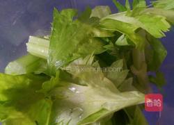 芹菜汁的做法图解2