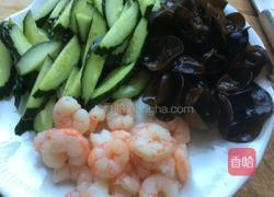 虾仁黄瓜的做法图解1