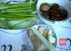 素炒香菇芹菜的做法图解1