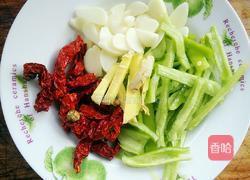 蒜味剁椒炒蛏子的做法图解2