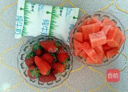 西瓜草莓奶昔的做法图解1