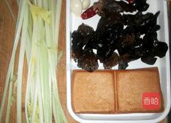 香芹木耳炒白干的做法图解1