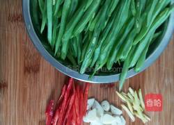 扁豆炒肉丝的做法图解1