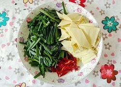 韭菜炒豆腐皮的做法图解2
