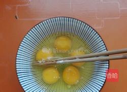 槐花韭菜鸡蛋包子的做法图解2
