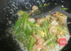 蛋黄焗芦笋虾球的做法图解3