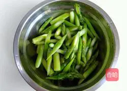 Illustration of how to make stir-fried asparagus and shredded pork 4