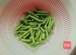 椒盐豆角的做法图解1