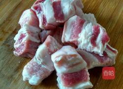 五花肉炖山药的做法图解1