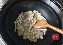 土豆青豆海鲜菇炒里脊肉的做法图解5