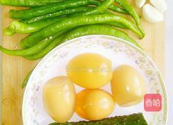 青椒黄瓜拌皮蛋的做法图解1