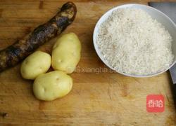 土豆臘腸燜飯的做法圖解1