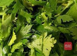 芹菜叶炒鸡蛋的做法图解1