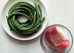 豇豆炒里脊的做法图解1