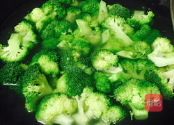 西兰花炒虾球的做法图解3