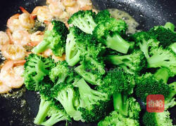 西兰花炒虾球的做法图解7