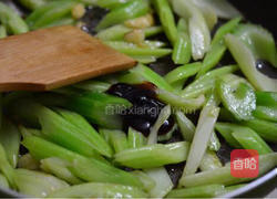 鸡蛋炒芹菜的做法图解5