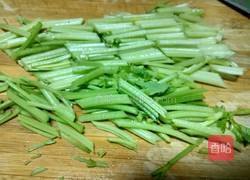 西芹木耳白玉菇的做法图解5