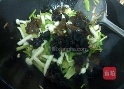 西芹木耳白玉菇的做法图解10