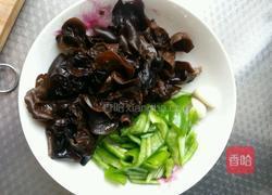 青椒炒木耳的做法图解2