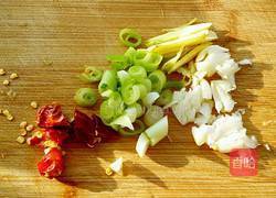 蚝油莴笋炒鸡腿菇的做法图解3