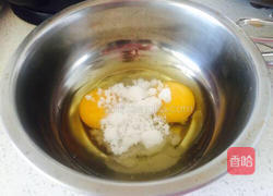 牛奶炖鸡蛋的做法图解2