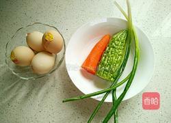 苦瓜胡萝卜煎蛋的做法图解1
