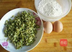 煎槐花饼的做法图解1