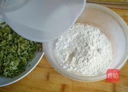 煎槐花饼的做法图解2