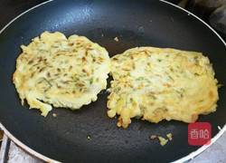 煎槐花饼的做法图解9