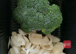 西兰花炒百合的做法图解1