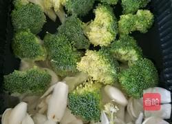 西兰花炒百合的做法图解2