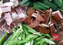 青椒蒜苗炒腊肉的做法图解1