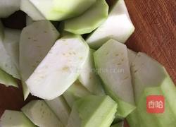 丝瓜烧豆腐泡的做法图解1