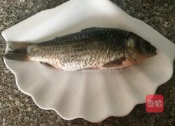 炖鲫鱼汤的做法图解1