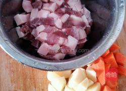 土豆胡萝卜红烧肉的做法图解1
