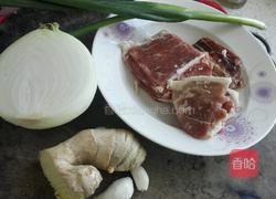 爆炒羊肉圆葱的做法图解1