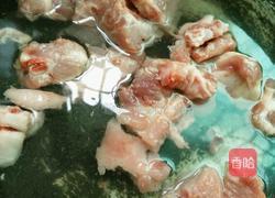 玉米红萝卜排骨汤的做法图解1