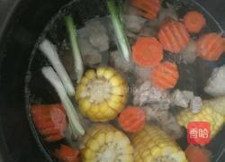 玉米红萝卜排骨汤的做法图解7