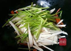 杏鲍菇炒芹菜的做法图解4