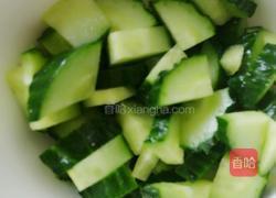 西瓜黄瓜苹果汁的做法图解2