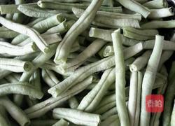 豆角炒肉的做法图解1