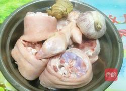 花生炖猪蹄的做法图解1